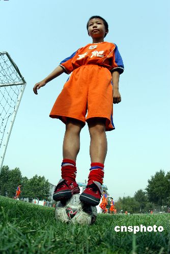 图:背负希望的中国足球少年