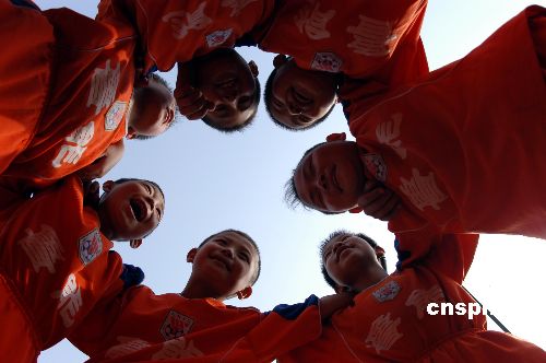 图:背负希望的中国足球少年