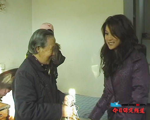 图:2007香港小姐冠军张嘉儿到涞水敬老