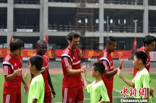 亚洲首支华人足球队来河北交流:内地足球发展
