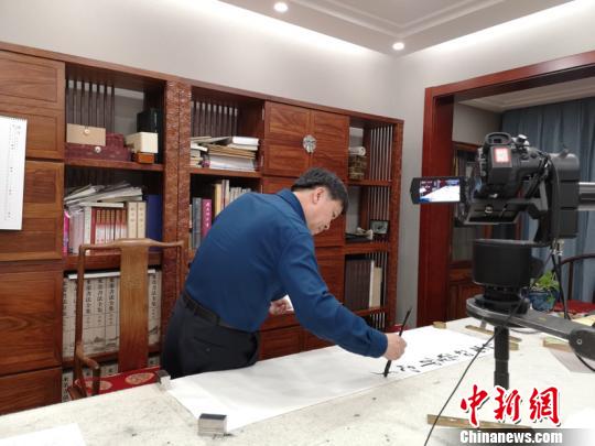 河北书法家首创《视频书法日历》 扫二维码学