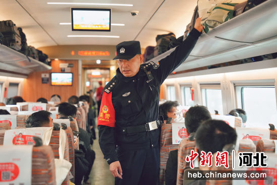 石家庄：列车上“爱较真”的暖心乘警