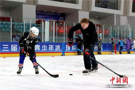 东西问丨白宇飞：为什么中国冰雪体育可与世界融合？