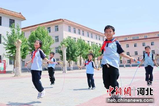 图为南宫市实验小学的学生们在参加社团活动.